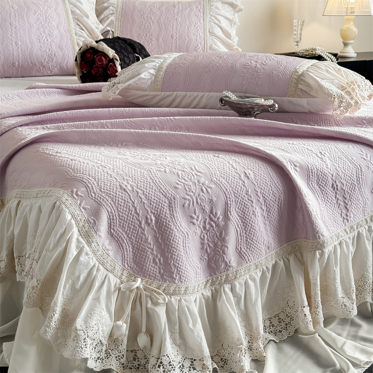 91家纺网 家纺一手货源 找家纺 觅糖家纺 2026夏日新款复古法式冰豆豆立体提花床裙凉席系列 -一路生花 一路生花-紫