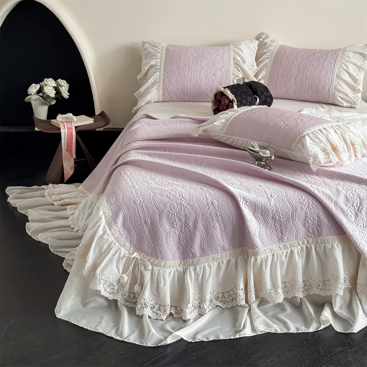 91家纺网 家纺一手货源 找家纺 觅糖家纺 2026夏日新款复古法式冰豆豆立体提花床裙凉席系列 -一路生花 一路生花-紫