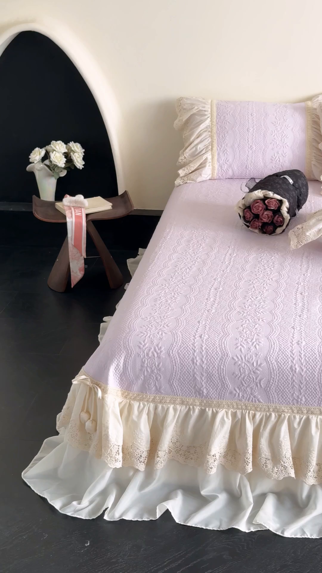 91家纺网 家纺一手货源 找家纺 觅糖家纺 2026夏日新款复古法式冰豆豆立体提花床裙凉席系列 -一路生花 一路生花-紫