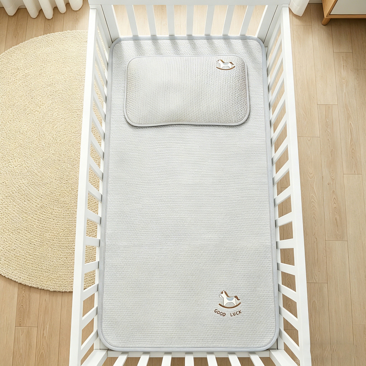 91家纺网 家纺一手货源 找家纺 川悦生活 2026新款A类凉豆豆绣花冰丝儿童凉席 奶小马灰