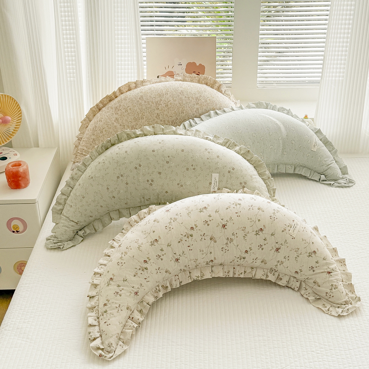 91家纺网 家纺一手货源 找家纺 （总）蔻眠 升级款棉麻花边月亮长抱枕夹腿抱枕芯多功能月亮枕头