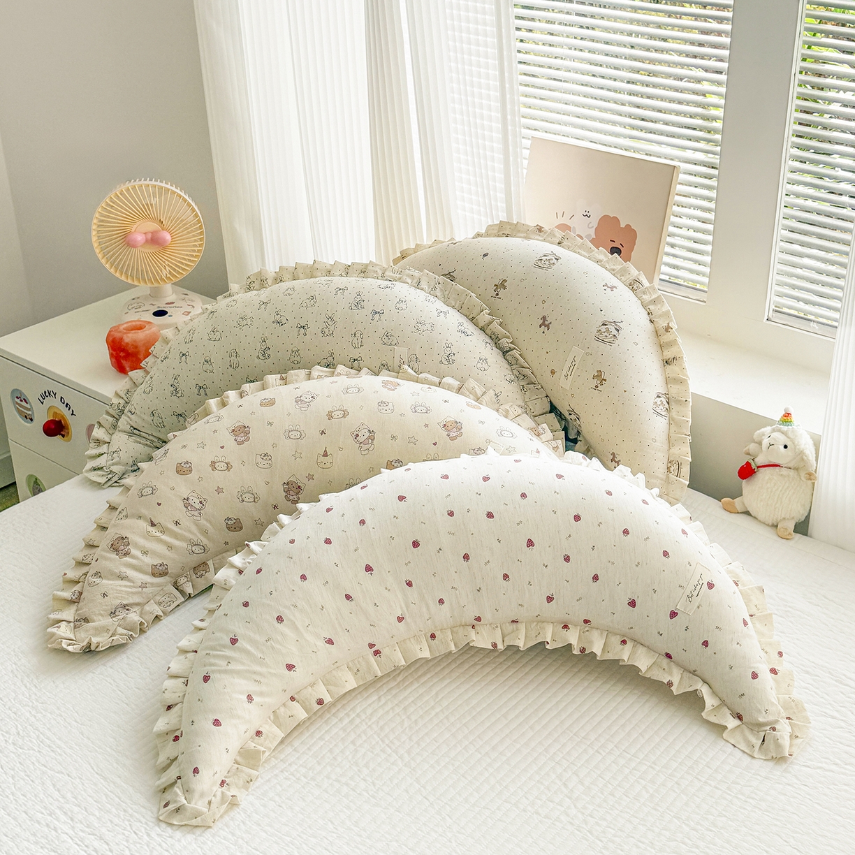 91家纺网 家纺一手货源 找家纺 （总）蔻眠 升级款棉麻花边月亮长抱枕夹腿抱枕芯多功能月亮枕头