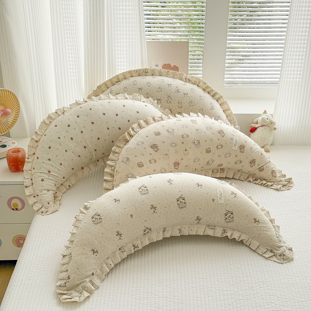 91家纺网 家纺一手货源 找家纺 （总）蔻眠 升级款棉麻花边月亮长抱枕夹腿抱枕芯多功能月亮枕头