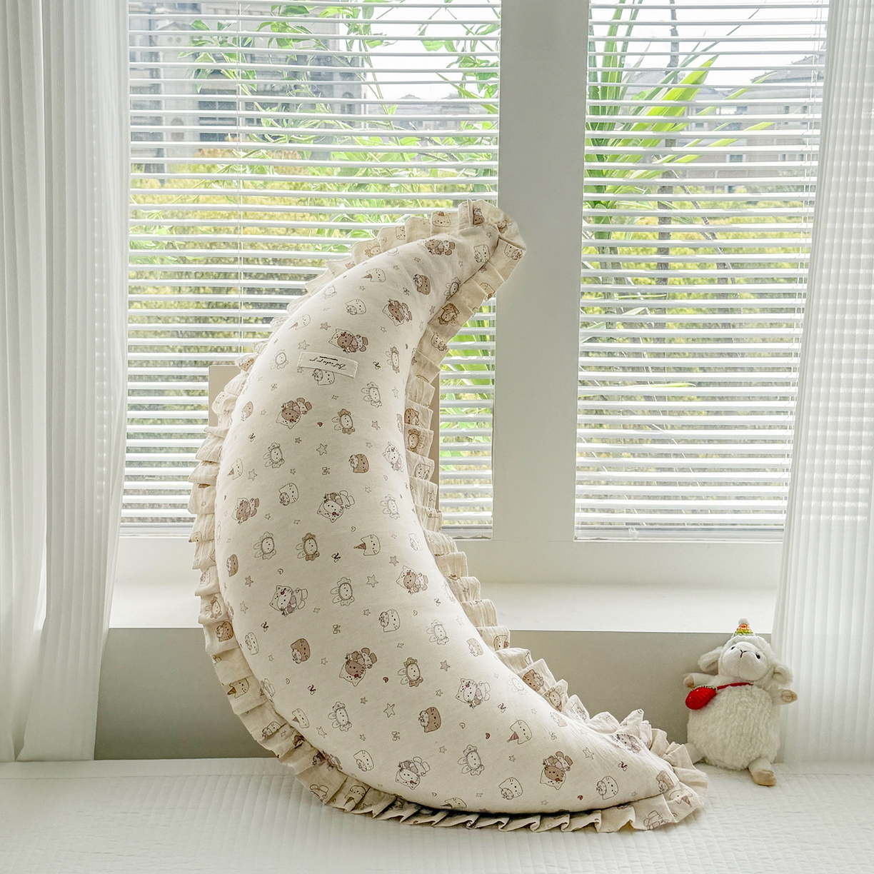 91家纺网 家纺一手货源 找家纺 蔻眠 升级款棉麻花边月亮长抱枕夹腿抱枕芯多功能月亮枕头 升级款-小萌猫