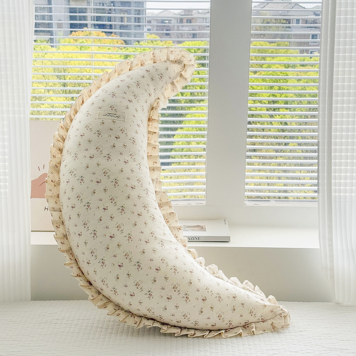 91家纺网 家纺一手货源 找家纺 蔻眠 升级款棉麻花边月亮长抱枕夹腿抱枕芯多功能月亮枕头 升级款-小花朵