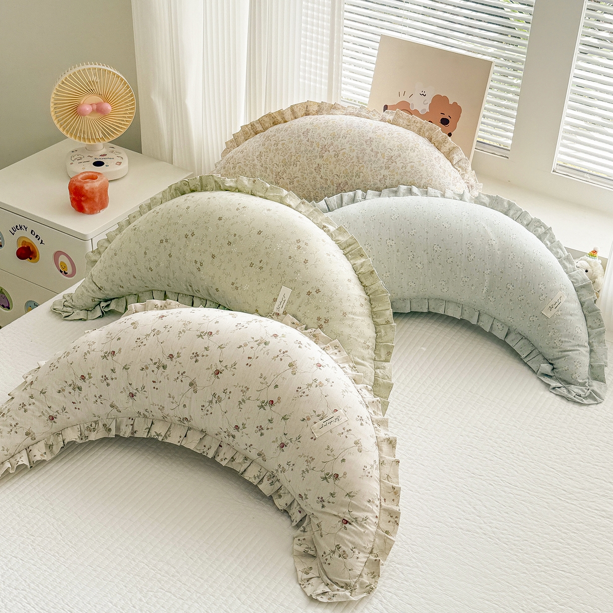 91家纺网 家纺一手货源 找家纺 蔻眠 升级款棉麻花边月亮长抱枕夹腿抱枕芯多功能月亮枕头 主图