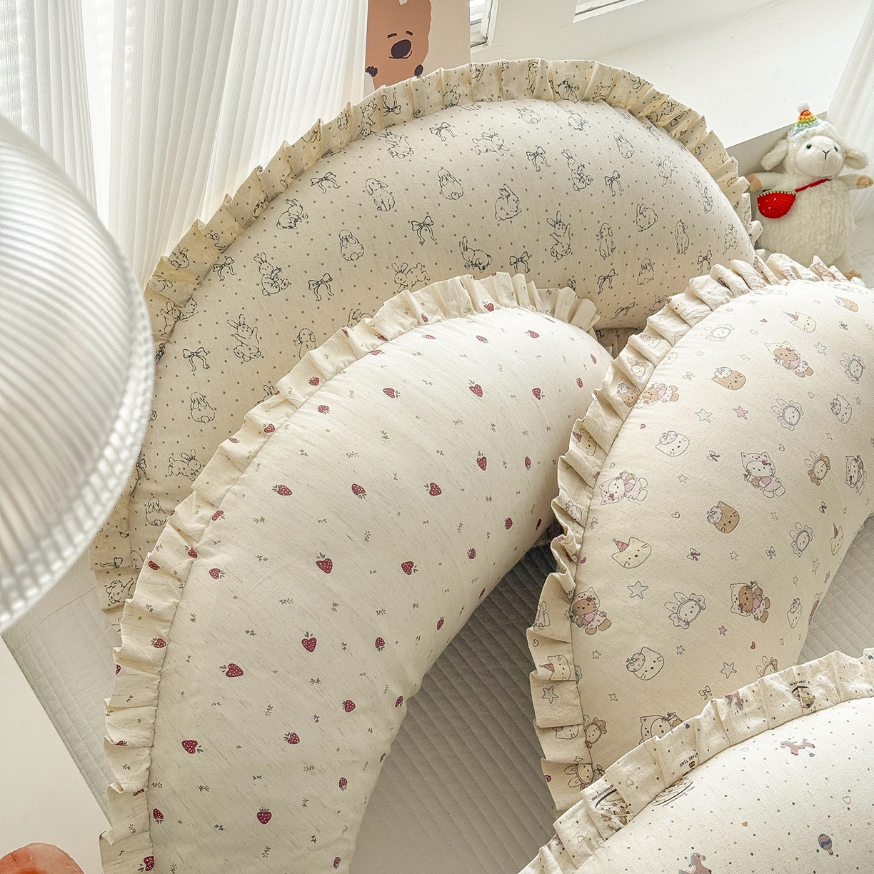 91家纺网 家纺一手货源 找家纺 蔻眠 升级款棉麻花边月亮长抱枕夹腿抱枕芯多功能月亮枕头 主图