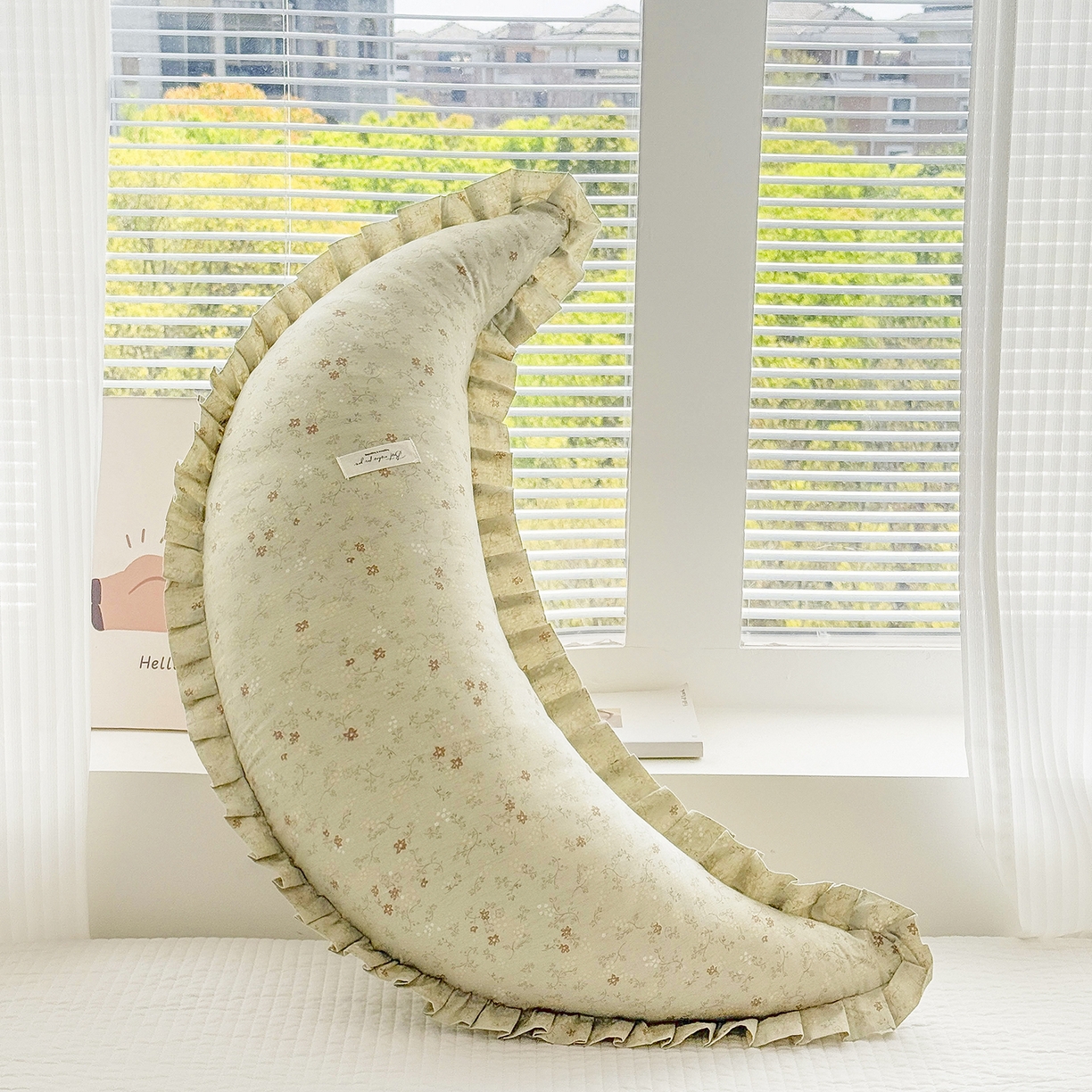 91家纺网 家纺一手货源 找家纺 蔻眠 升级款棉麻花边月亮长抱枕夹腿抱枕芯多功能月亮枕头 升级款-青枝绿意