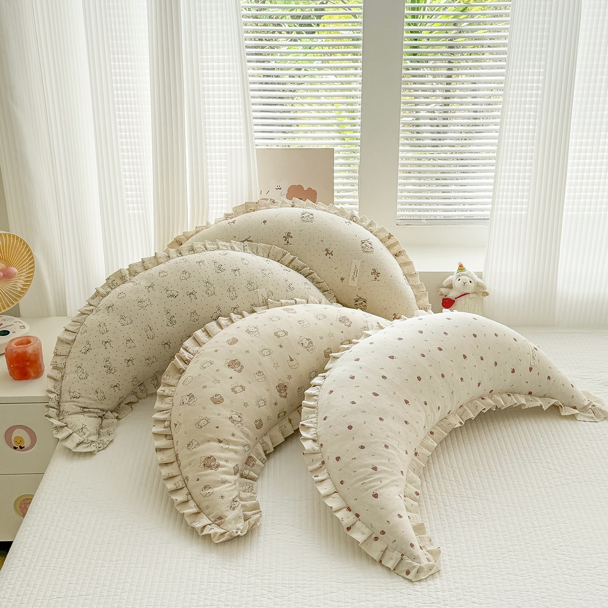 91家纺网 家纺一手货源 找家纺 蔻眠 升级款棉麻花边月亮长抱枕夹腿抱枕芯多功能月亮枕头 主图