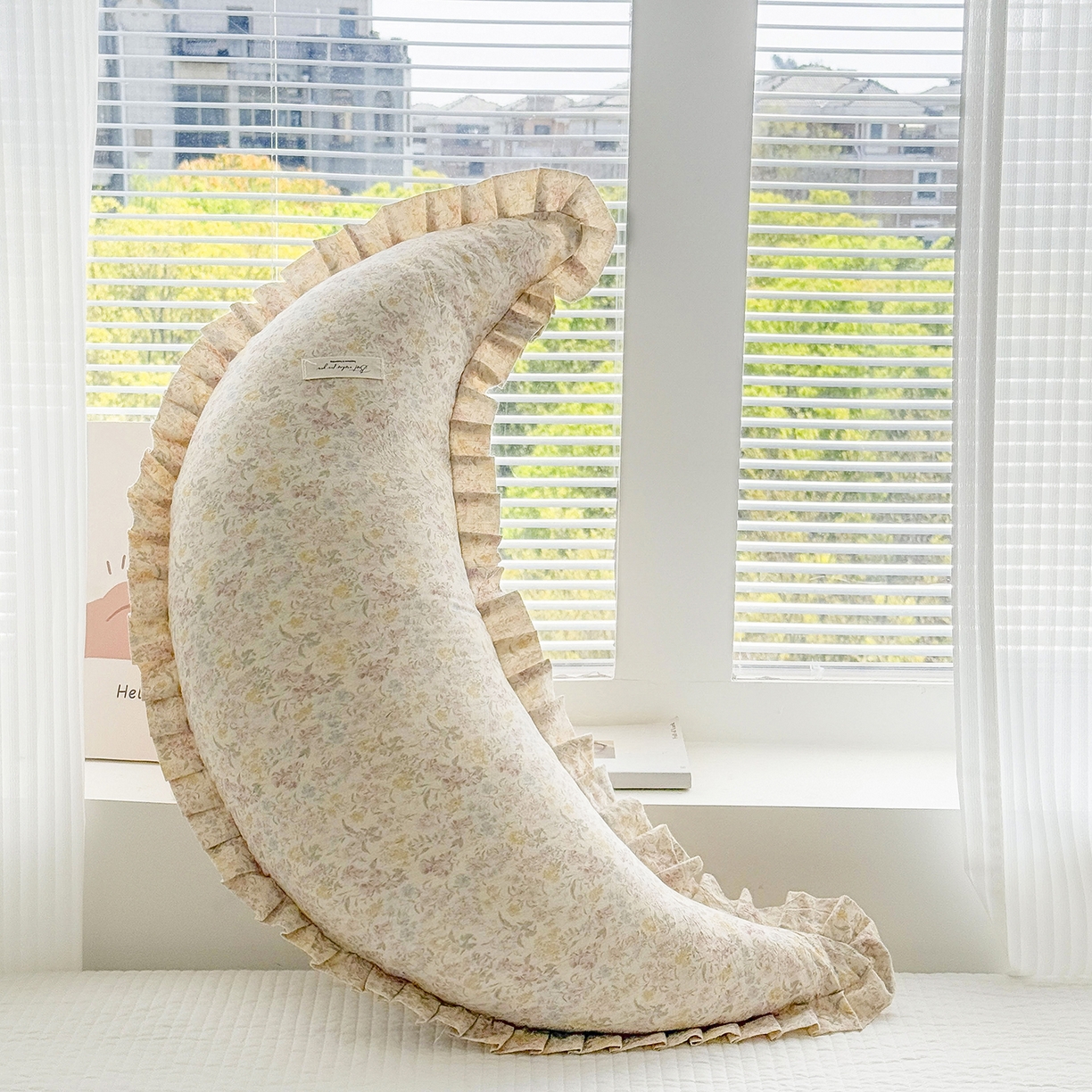 91家纺网 家纺一手货源 找家纺 蔻眠 升级款棉麻花边月亮长抱枕夹腿抱枕芯多功能月亮枕头 升级款-莫奈花园