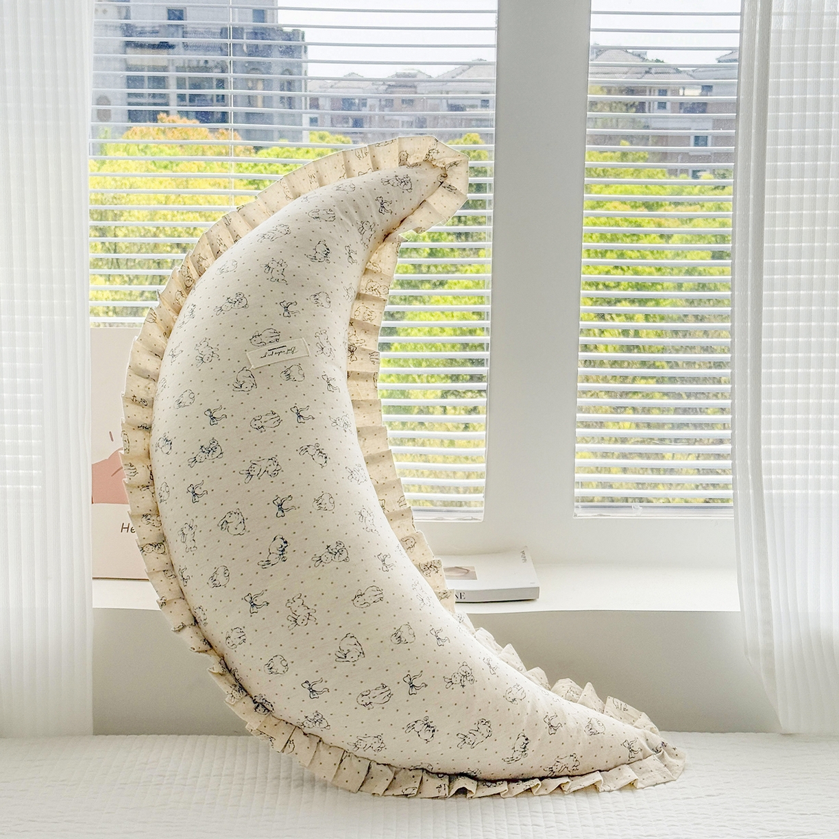 91家纺网 家纺一手货源 找家纺 蔻眠 升级款棉麻花边月亮长抱枕夹腿抱枕芯多功能月亮枕头 升级款-奶白小兔