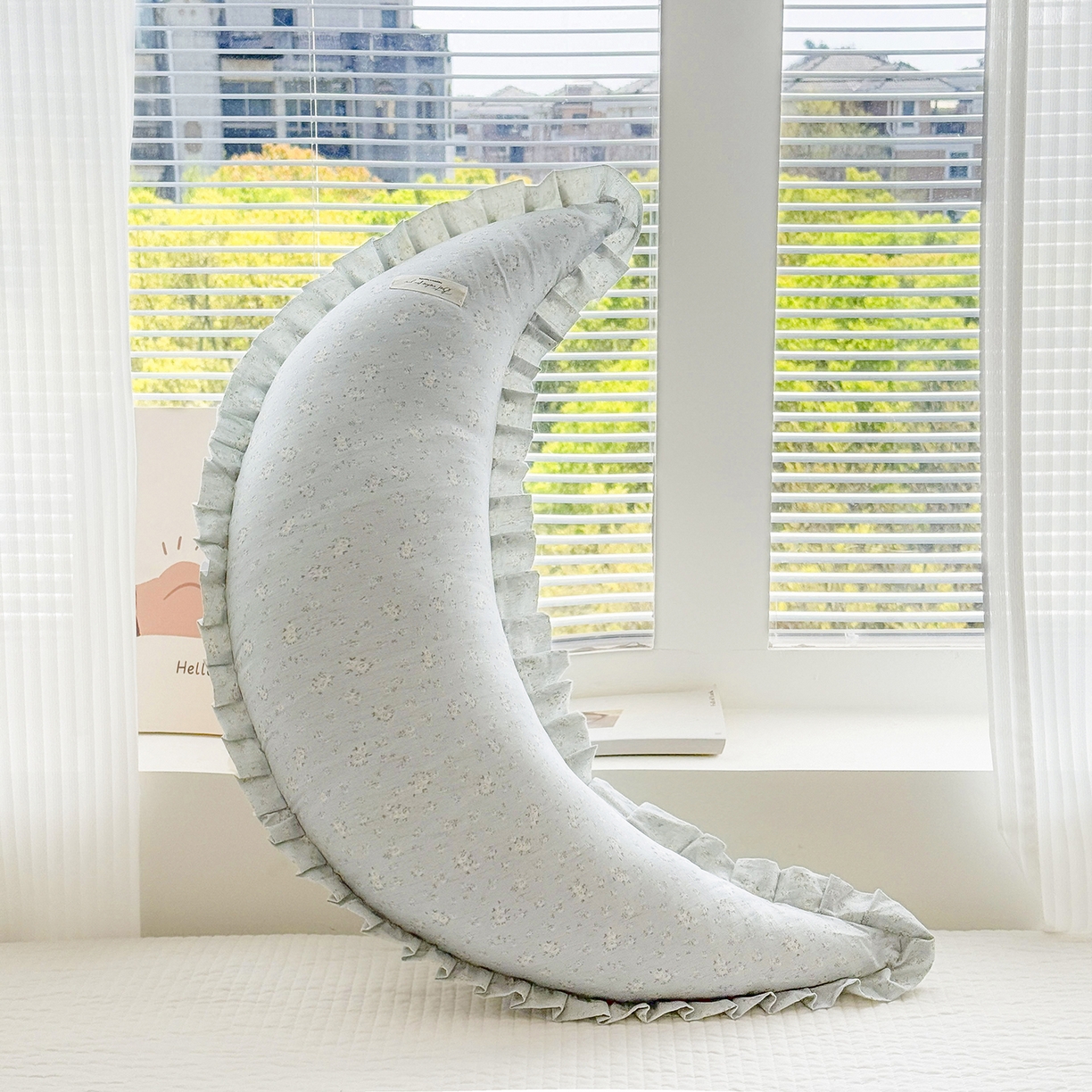 91家纺网 家纺一手货源 找家纺 蔻眠 升级款棉麻花边月亮长抱枕夹腿抱枕芯多功能月亮枕头 升级款-蓝梦疏影