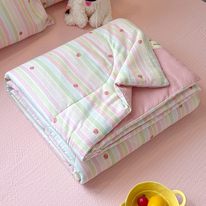 91家纺网 家纺一手货源 找家纺 老帅的工厂店 2026新款A类全棉双层纱大豆纤维夏被 芝芝莓莓