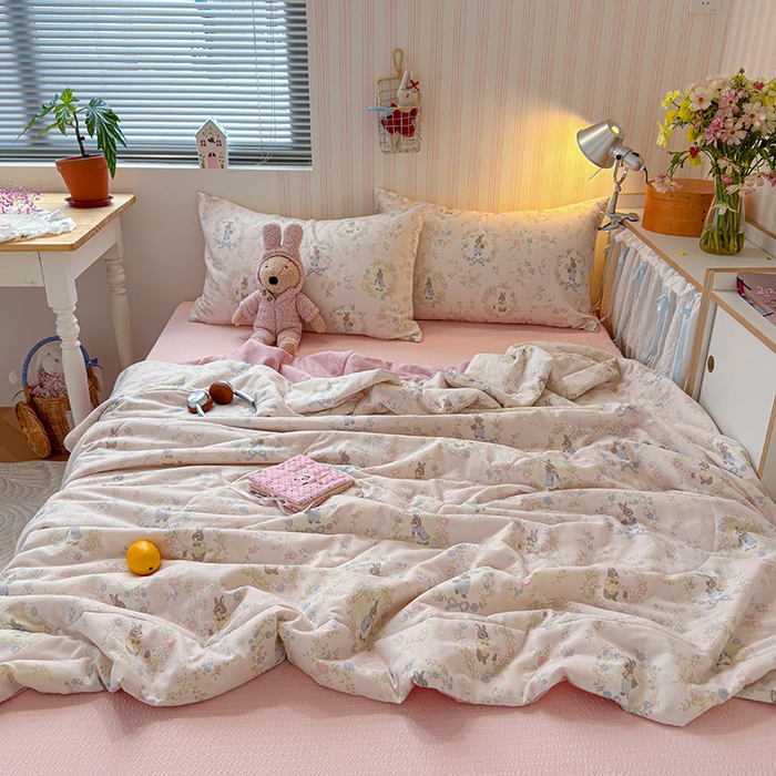 91家纺网 家纺一手货源 找家纺 老帅的工厂店 2026新款A类全棉双层纱大豆纤维夏被 花野闲兔