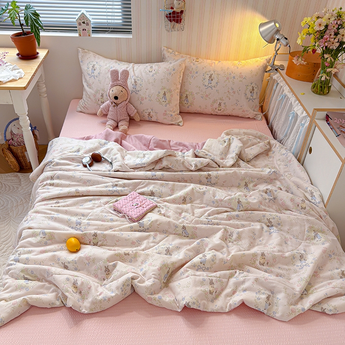 91家纺网 家纺一手货源 找家纺 老帅的工厂店 2026新款A类全棉双层纱大豆纤维夏被 花野闲兔