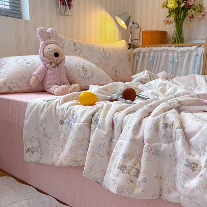 91家纺网 家纺一手货源 找家纺 老帅的工厂店 2026新款A类全棉双层纱大豆纤维夏被 花野闲兔