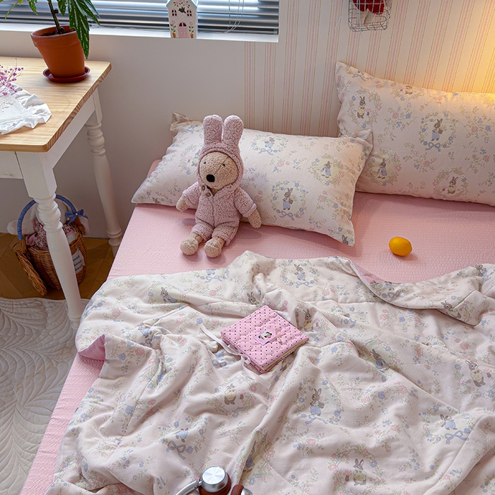 91家纺网 家纺一手货源 找家纺 老帅的工厂店 2026新款A类全棉双层纱大豆纤维夏被 花野闲兔