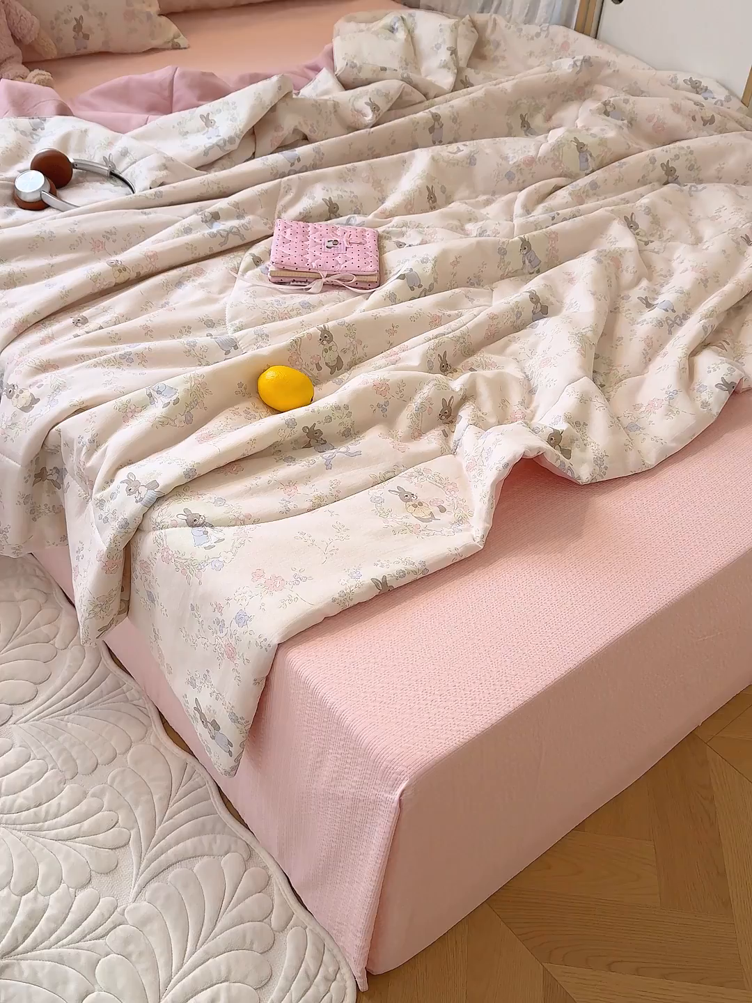 91家纺网 家纺一手货源 找家纺 老帅的工厂店 2026新款A类全棉双层纱大豆纤维夏被 花野闲兔