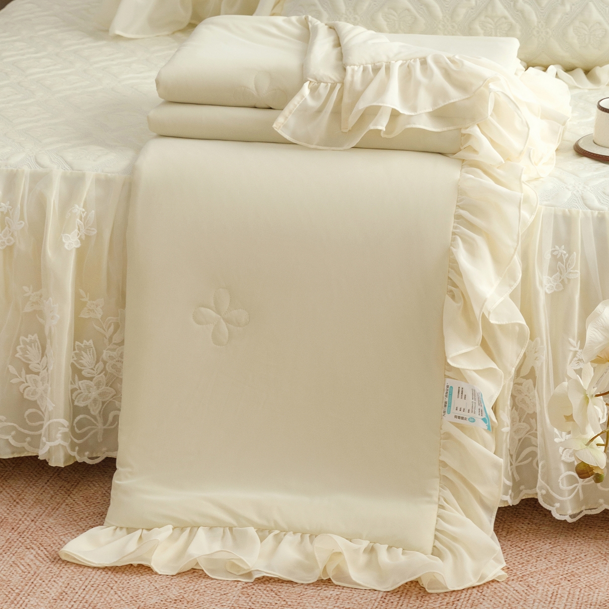 91家纺网 家纺一手货源 找家纺 （总）好儿喜家纺 2026新款软凉席空调软席乙纶凉席床裙可机洗夏被夏凉被空调被四件套-蝶语系列