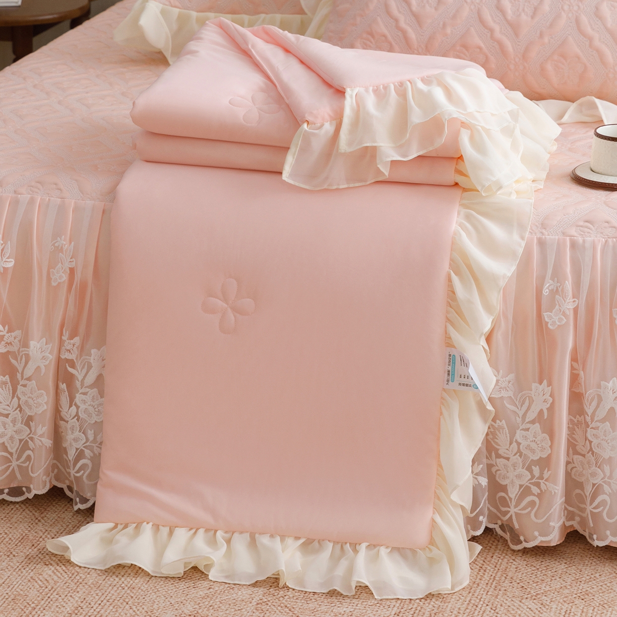 91家纺网 家纺一手货源 找家纺 （总）好儿喜家纺 2026新款软凉席空调软席乙纶凉席床裙可机洗夏被夏凉被空调被四件套-蝶语系列