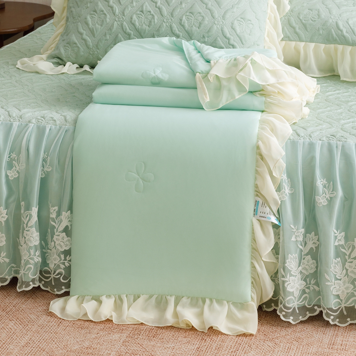 91家纺网 家纺一手货源 找家纺 （总）好儿喜家纺 2026新款软凉席空调软席乙纶凉席床裙可机洗夏被夏凉被空调被四件套-蝶语系列