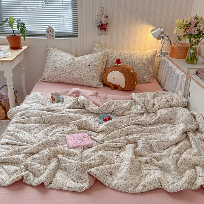 91家纺网 家纺一手货源 找家纺 老帅的工厂店 2026新款A类全棉双层纱大豆纤维夏被 樱枝