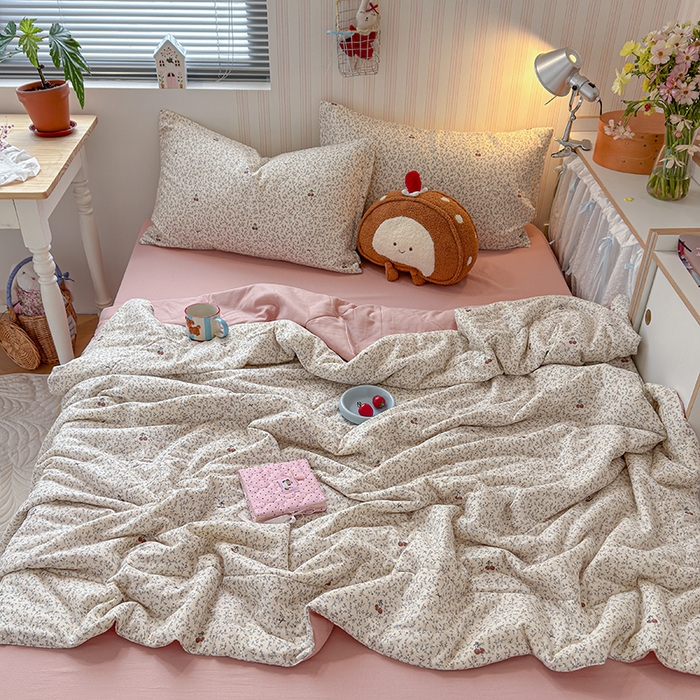 91家纺网 家纺一手货源 找家纺 老帅的工厂店 2026新款A类全棉双层纱大豆纤维夏被 樱枝