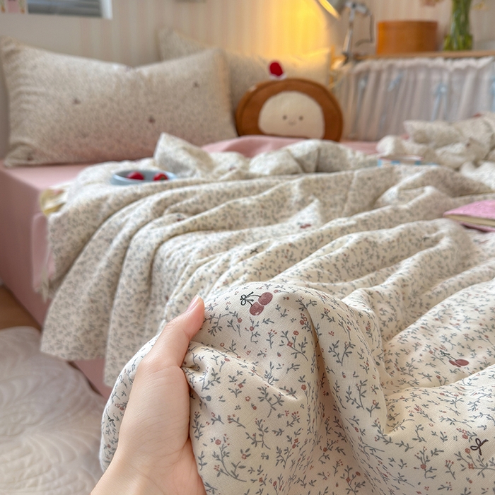 91家纺网 家纺一手货源 找家纺 老帅的工厂店 2026新款A类全棉双层纱大豆纤维夏被 樱枝