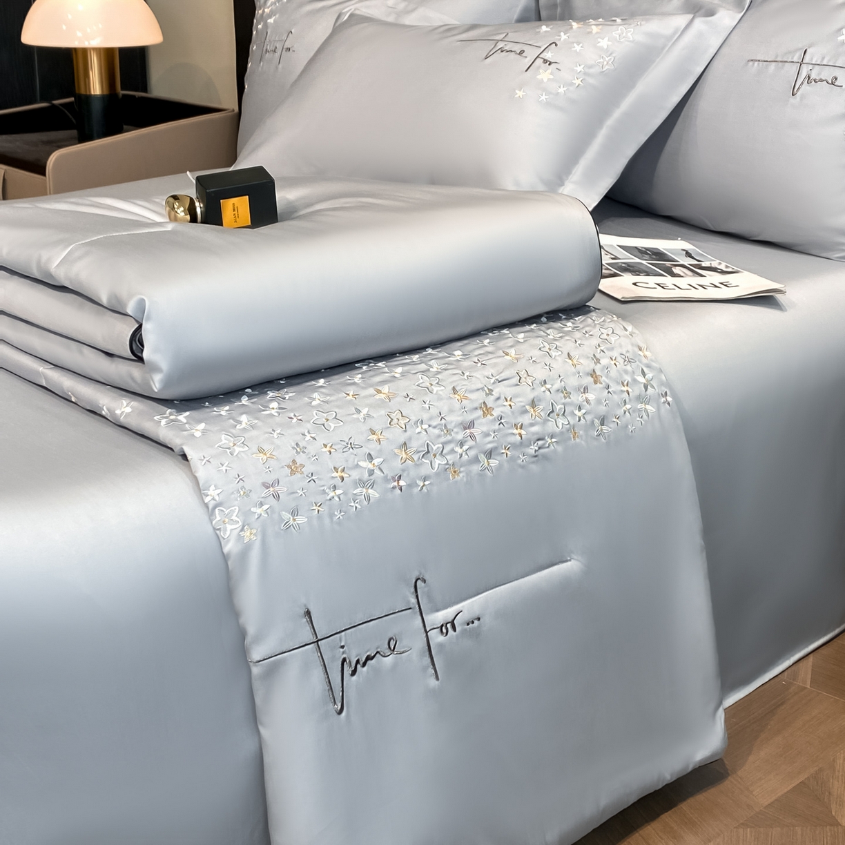 91家纺网 家纺一手货源 找家纺 新方向 2026新款刺绣A类20%蚕丝天丝棉夏被夏凉被空调被四件套-星耀 星耀-朦胧灰