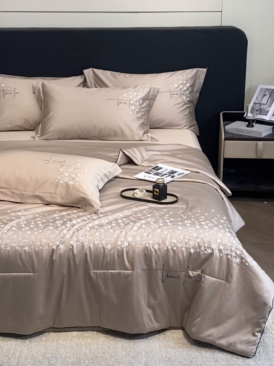 91家纺网 家纺一手货源 找家纺 新方向 2026新款刺绣A类20%蚕丝天丝棉夏被夏凉被空调被四件套-星耀 星耀-香槟