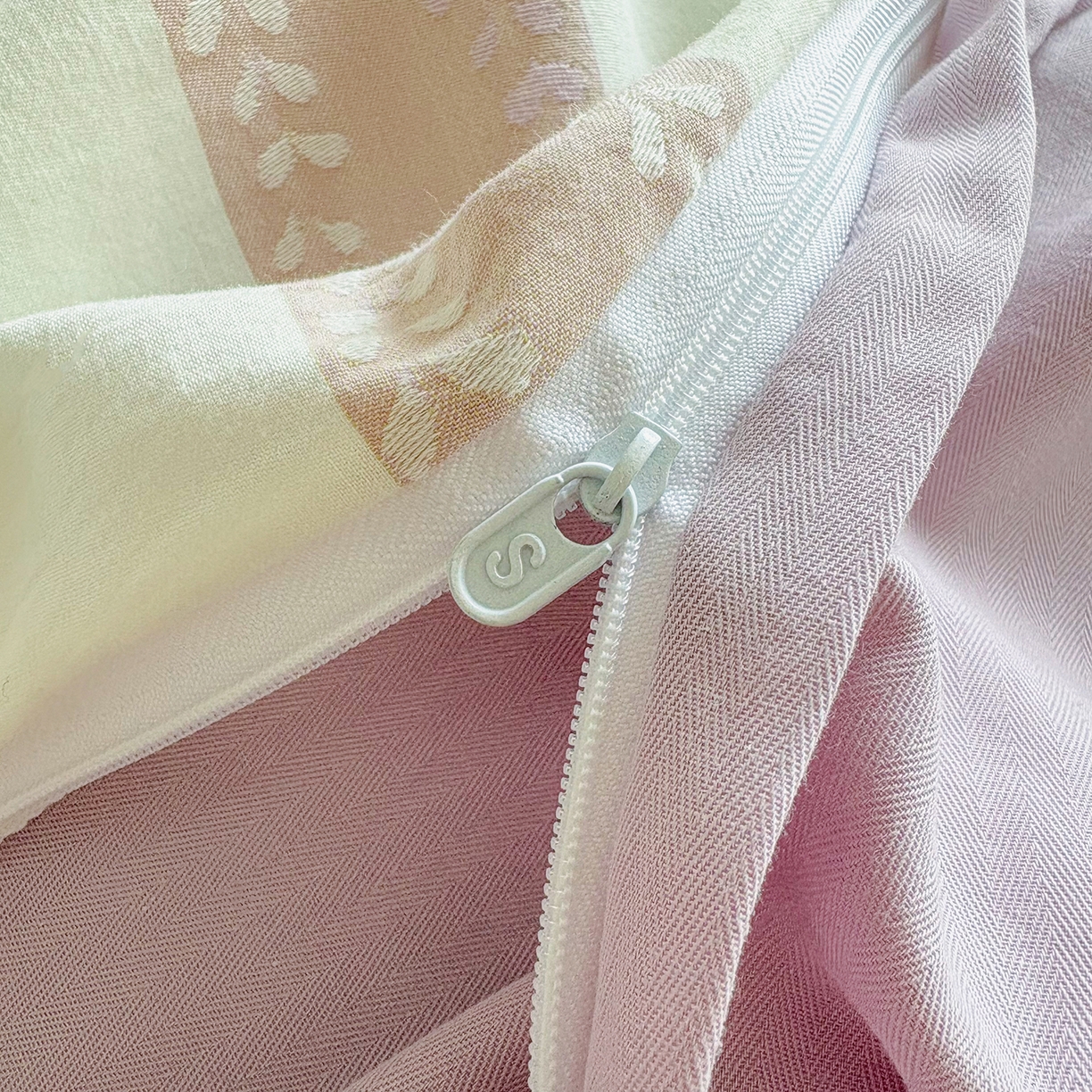 91家纺网 家纺一手货源 找家纺 贝尔 2026新款全棉色织提花双层纱单被套 春日来信