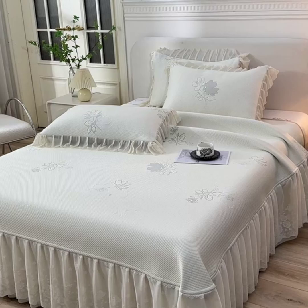 91家纺网 家纺一手货源 找家纺 绒耀家纺 直播新款加厚复合冰豆豆PE高分子凉感丝双面提花凉席三件套双层花边（控价最低139起） 静庭玫瑰-白
