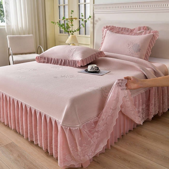 91家纺网 家纺一手货源 找家纺 绒耀家纺 直播新款加厚复合冰豆豆PE高分子凉感丝双面提花凉席三件套双层花边（控价最低139起） 静庭玫瑰-粉