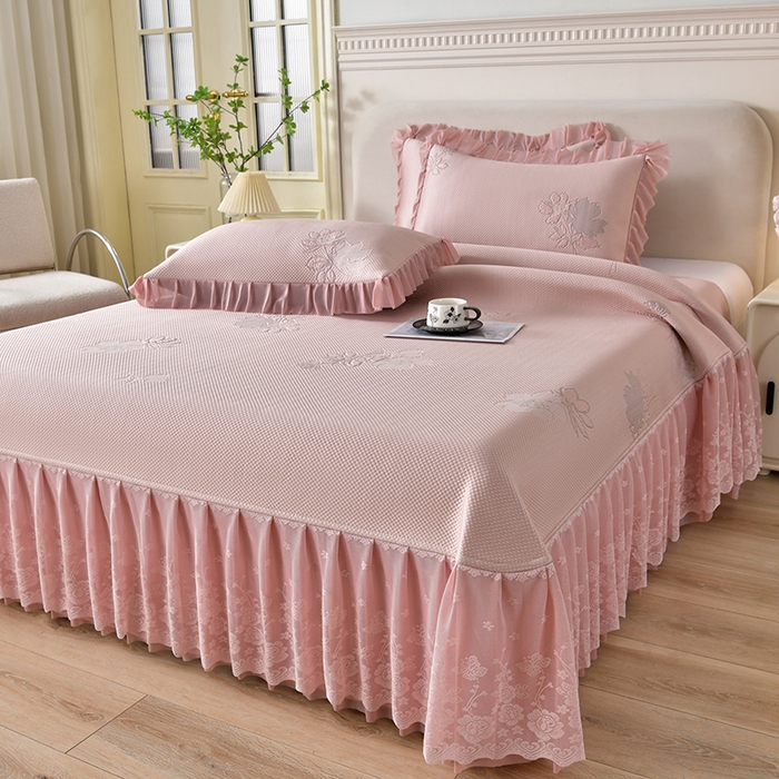 91家纺网 家纺一手货源 找家纺 绒耀家纺 直播新款加厚复合冰豆豆PE高分子凉感丝双面提花凉席三件套双层花边（控价最低139起） 静庭玫瑰-粉