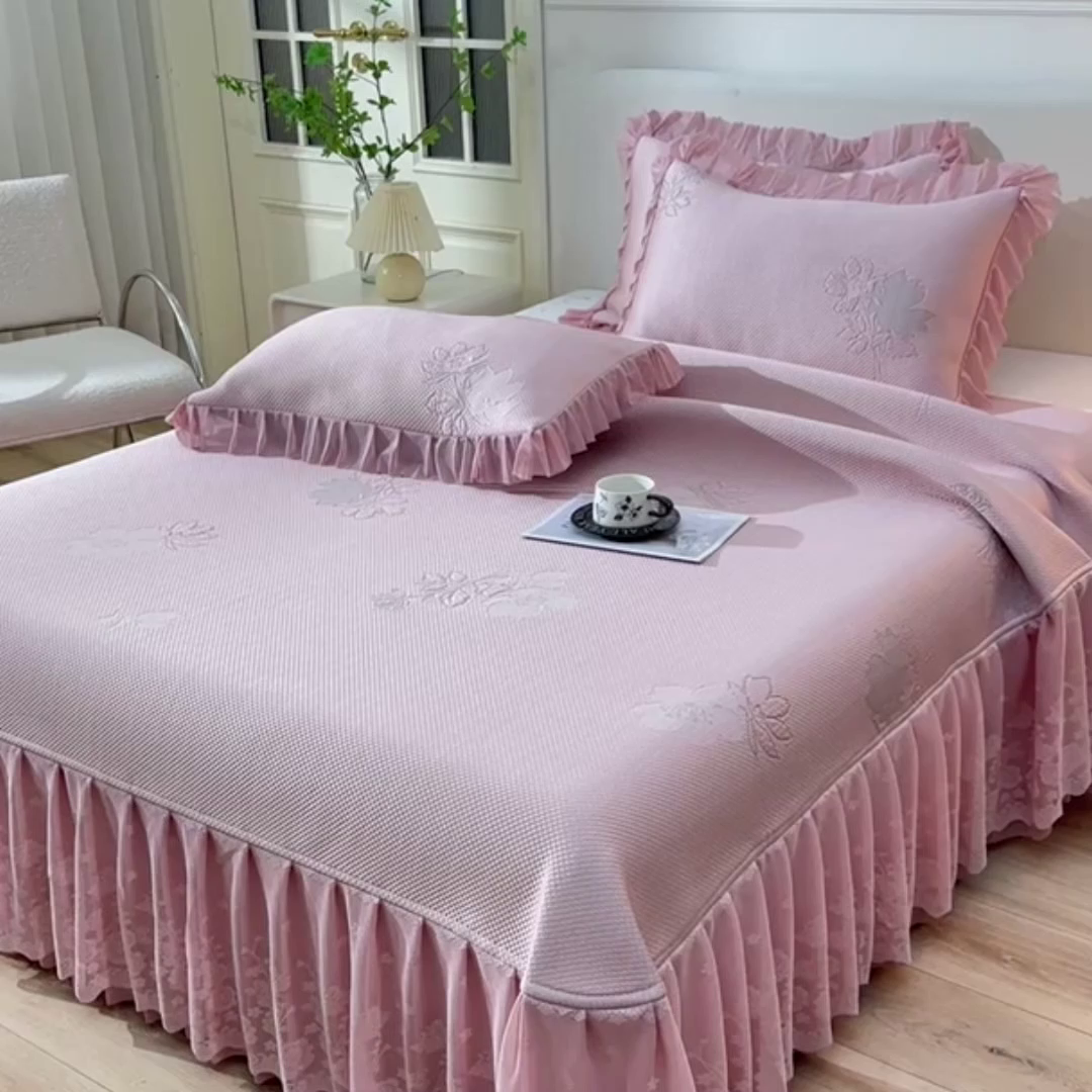 91家纺网 家纺一手货源 找家纺 绒耀家纺 直播新款加厚复合冰豆豆PE高分子凉感丝双面提花凉席三件套双层花边（控价最低139起） 静庭玫瑰-粉