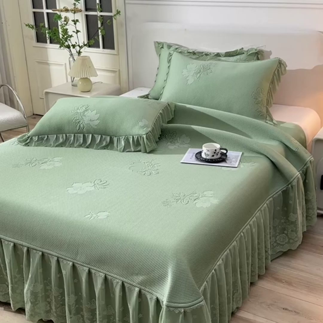 91家纺网 家纺一手货源 找家纺 绒耀家纺 直播新款加厚复合冰豆豆PE高分子凉感丝双面提花凉席三件套双层花边（控价最低139起） 静庭玫瑰-绿