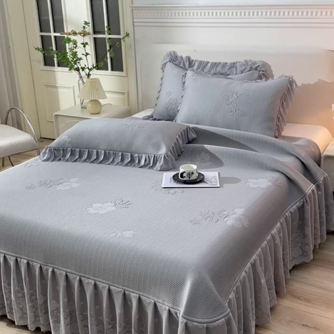 91家纺网 家纺一手货源 找家纺 绒耀家纺 直播新款加厚复合冰豆豆PE高分子凉感丝双面提花凉席三件套双层花边（控价最低139起） 静庭玫瑰-灰