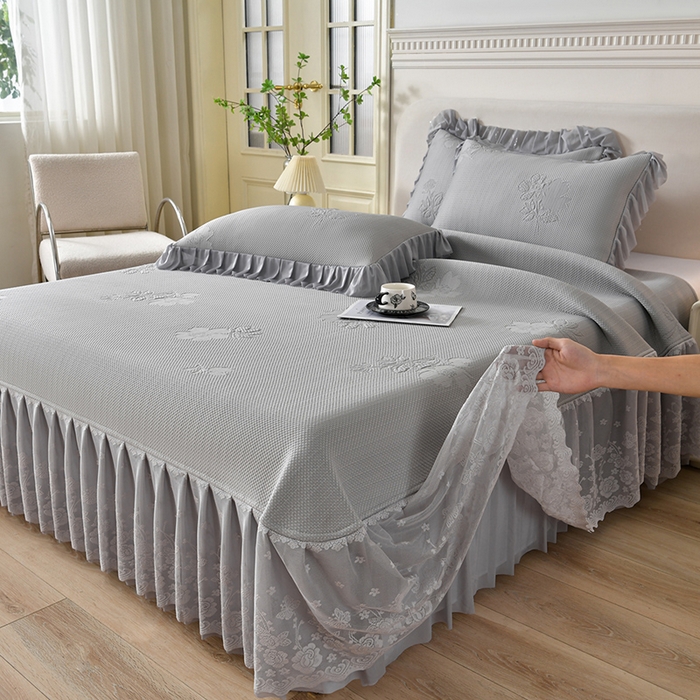 91家纺网 家纺一手货源 找家纺 绒耀家纺 直播新款加厚复合冰豆豆PE高分子凉感丝双面提花凉席三件套双层花边（控价最低139起） 静庭玫瑰-灰