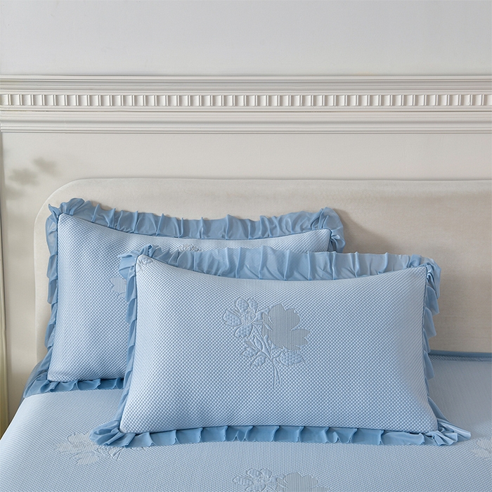 91家纺网 家纺一手货源 找家纺 绒耀家纺 直播新款加厚复合冰豆豆PE高分子凉感丝双面提花凉席三件套双层花边（控价最低139起） 静庭玫瑰-蓝