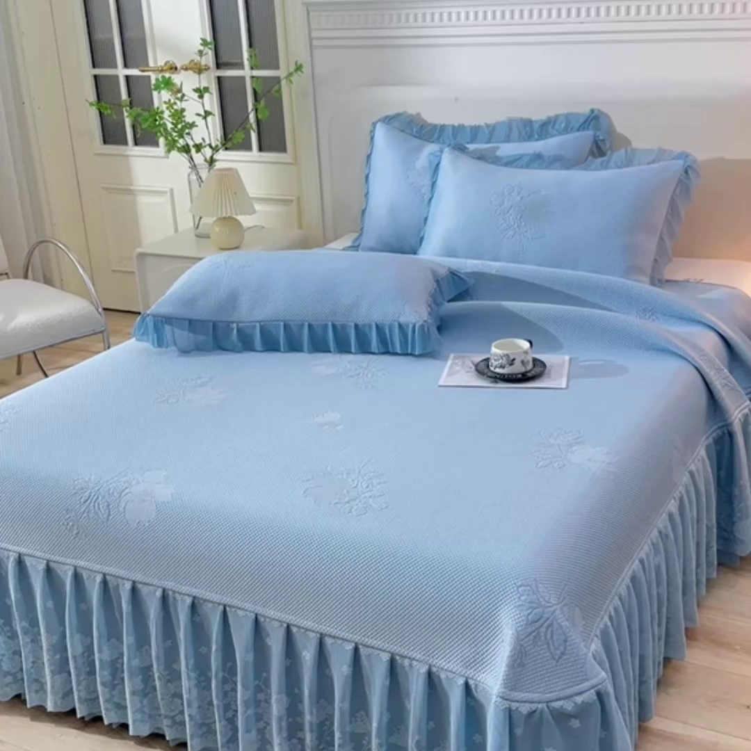91家纺网 家纺一手货源 找家纺 绒耀家纺 直播新款加厚复合冰豆豆PE高分子凉感丝双面提花凉席三件套双层花边（控价最低139起） 静庭玫瑰-蓝
