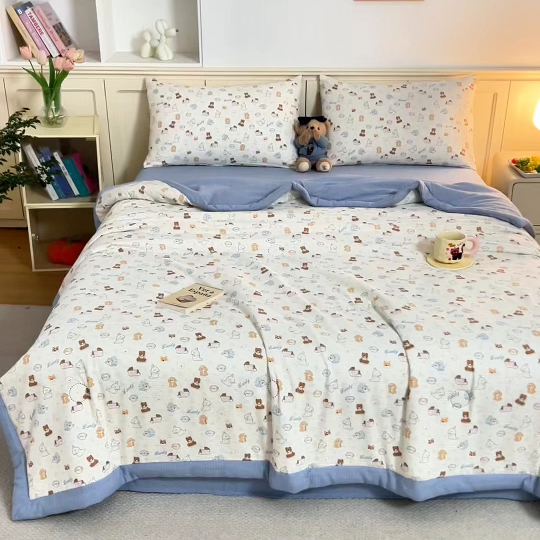 91家纺网 家纺一手货源 找家纺 （总）安琪家纺 2026新款A类云感双层纱皱皱纱棉花被小清新印花夏被夏凉被费尔岛【日产万单】