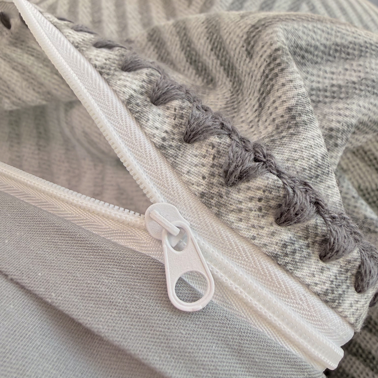 91家纺网 家纺一手货源 找家纺 女子家纺 2026新款贝壳边三角针12868全棉纯棉四件套 编织灰条-灰