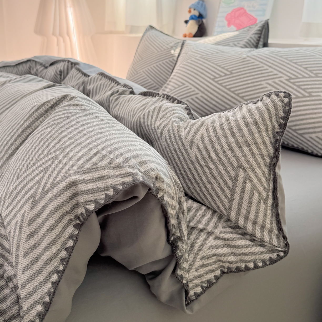 91家纺网 家纺一手货源 找家纺 女子家纺 2026新款贝壳边三角针12868全棉纯棉四件套 编织灰条-灰