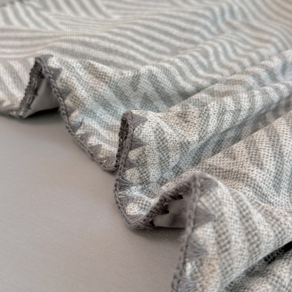 91家纺网 家纺一手货源 找家纺 女子家纺 2026新款贝壳边三角针12868全棉纯棉四件套 编织灰条-灰