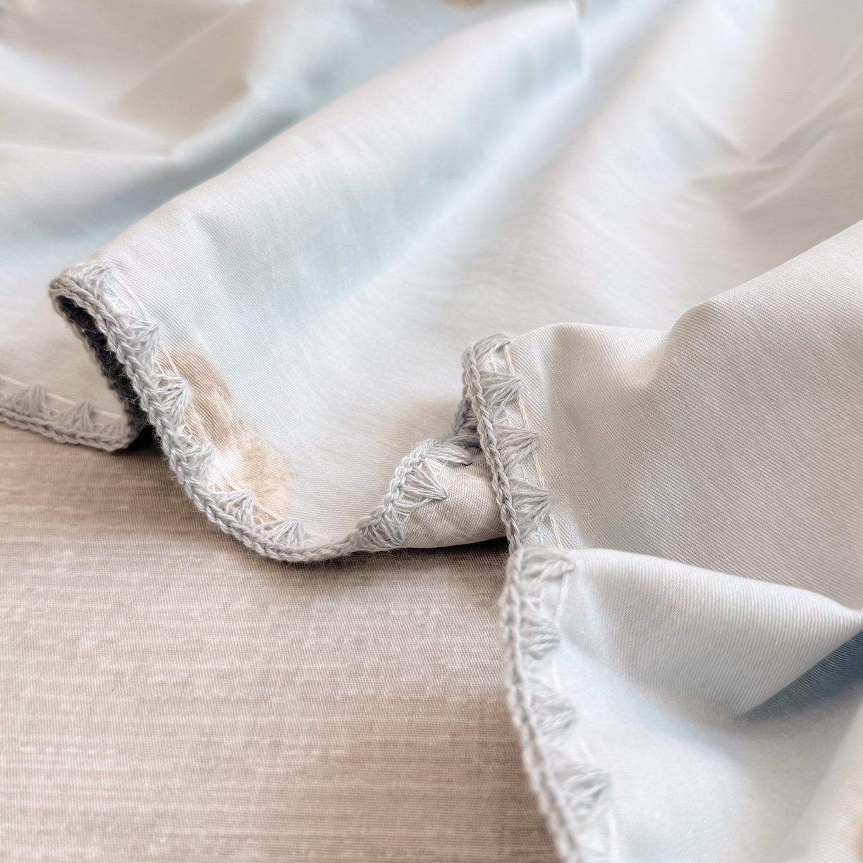 91家纺网 家纺一手货源 找家纺 女子家纺 2026新款贝壳边三角针12868全棉纯棉四件套 Nice狗狗-兰