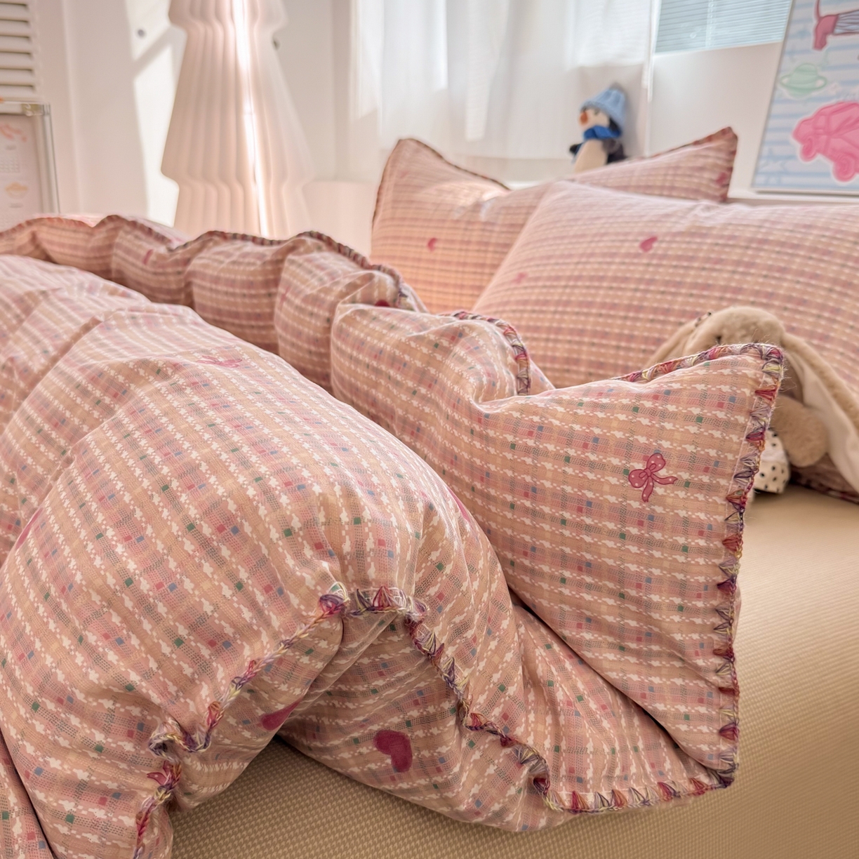 91家纺网 家纺一手货源 找家纺 女子家纺 2026新款贝壳边三角针12868全棉纯棉四件套 彩格爱心