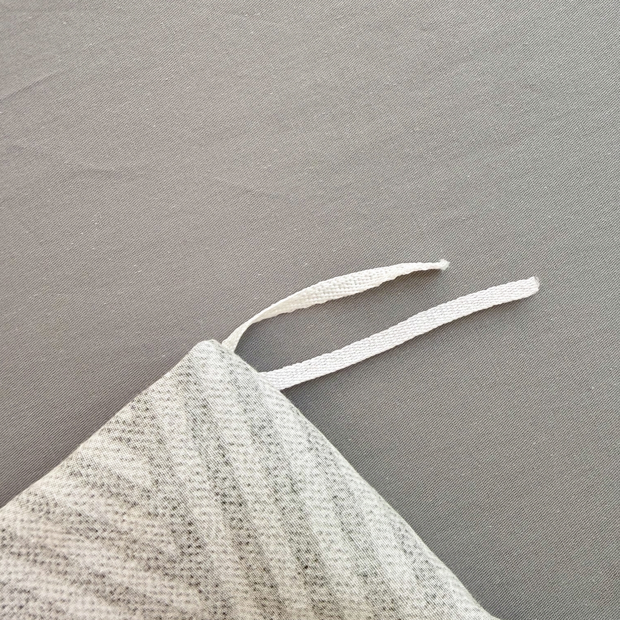 91家纺网 家纺一手货源 找家纺 女子家纺 2026新款贝壳边三角针12868全棉纯棉四件套 编织灰条-灰