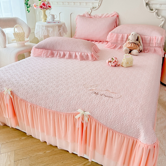 91家纺网 家纺一手货源 找家纺 苏米娜家纺SUMINA 2026新款PE高分子弯边工艺双层花边床裙款凉席三件套-梦幻 梦幻-粉黛