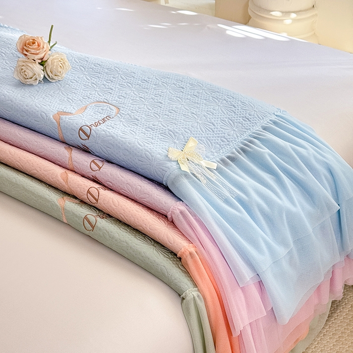 91家纺网 家纺一手货源 找家纺 苏米娜家纺SUMINA 2026新款PE高分子弯边工艺双层花边床裙款凉席三件套-梦幻 组合图仅供展示不可下单