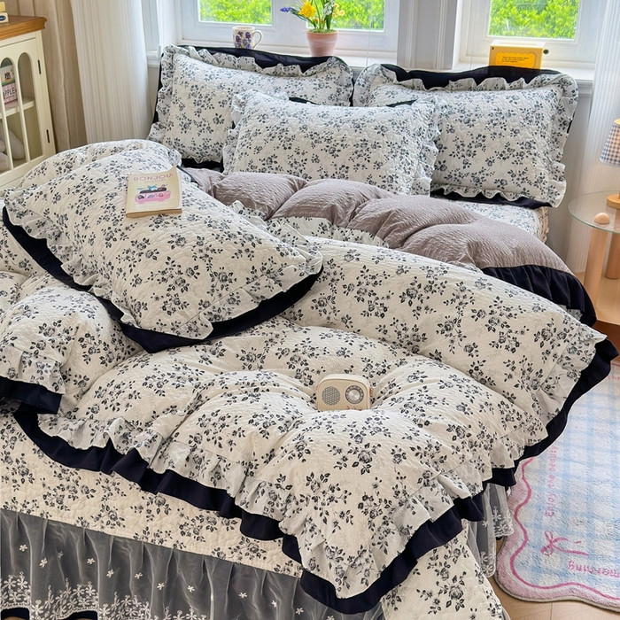 91家纺网 家纺一手货源 找家纺 雅眠居 2026直播爆款泡芙双层纱蕾丝花边被套款床盖款四件套 墨染